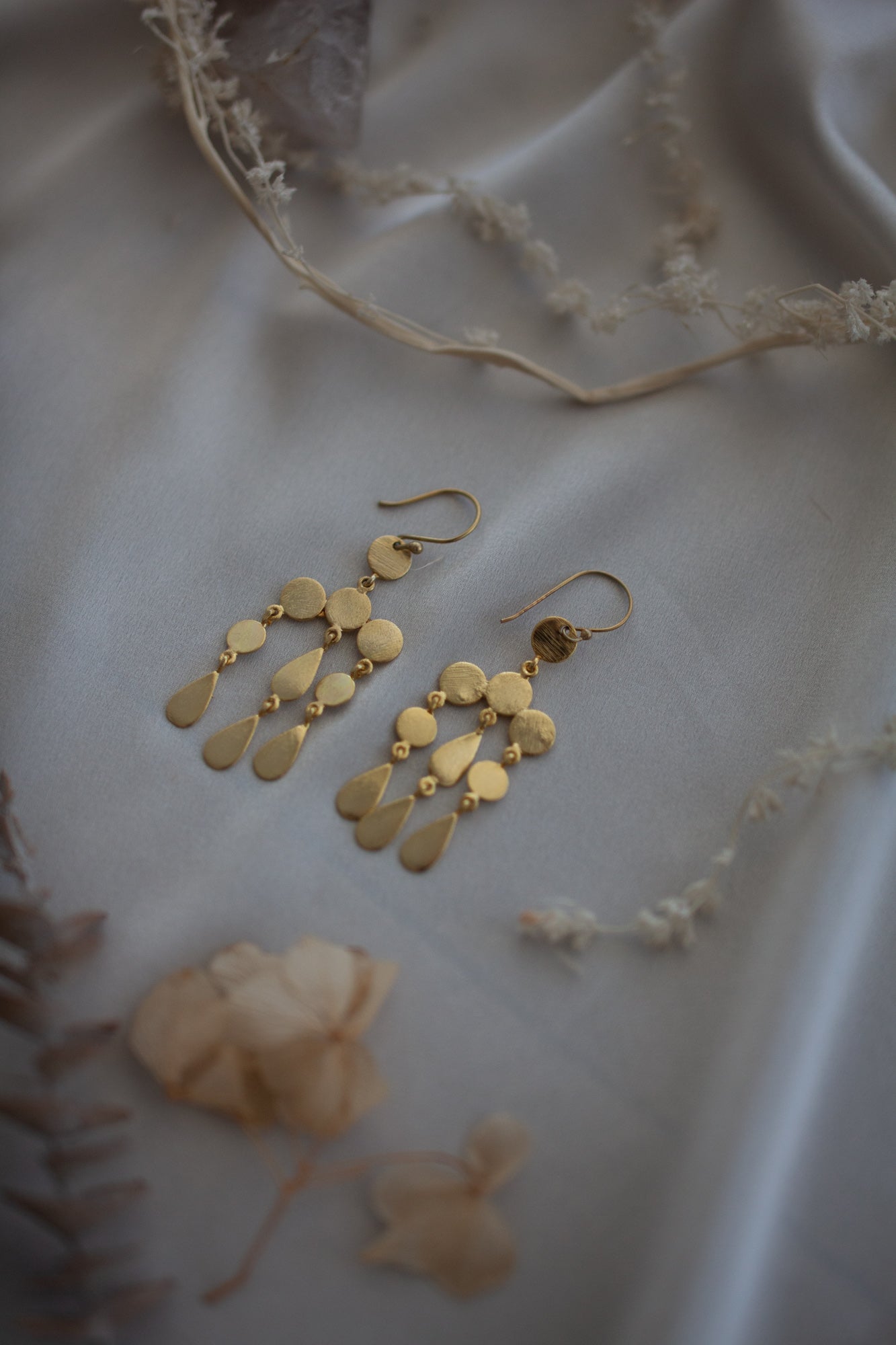 Leda Chandelier Earrings Gold